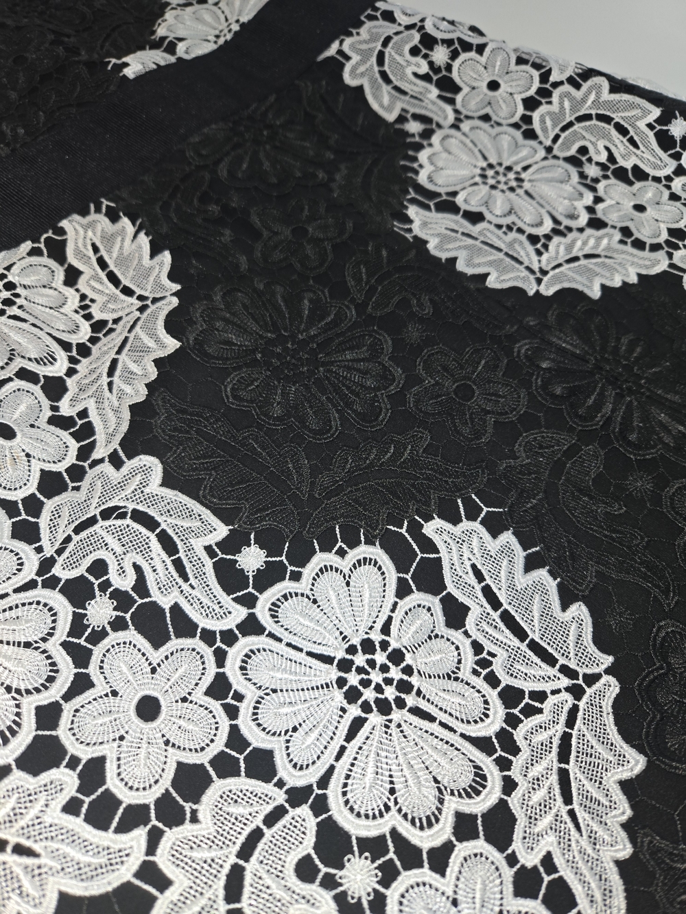 Alice + Olivia Black and White Floral Lace V-Neck Mini Dress Womens Size 6. - Picture 9 of 16
